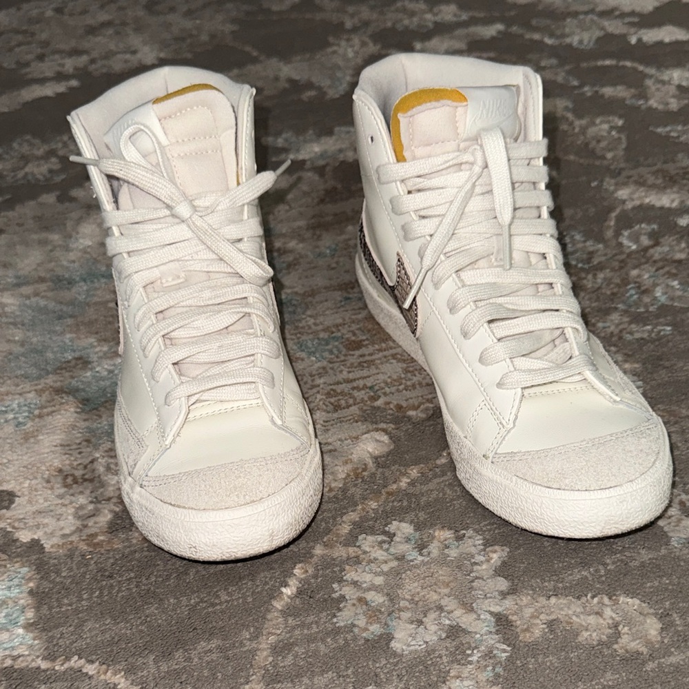 Nike Blazer Mid ‘77  Womens Snake-Print Swoosh and Yellow Tongue Tab - Picture 8 of 9